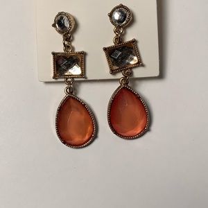 Drop earrings with pink jewel